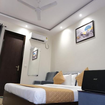 Hotel De Hocks Deluxe - New Delhi Railway Station Exterior photo