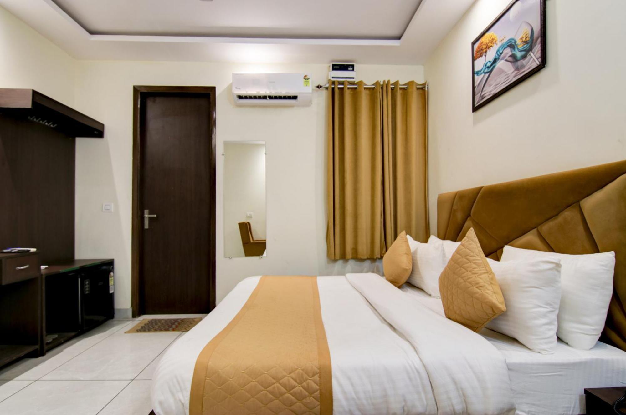 Hotel De Hocks Deluxe - New Delhi Railway Station Exterior photo