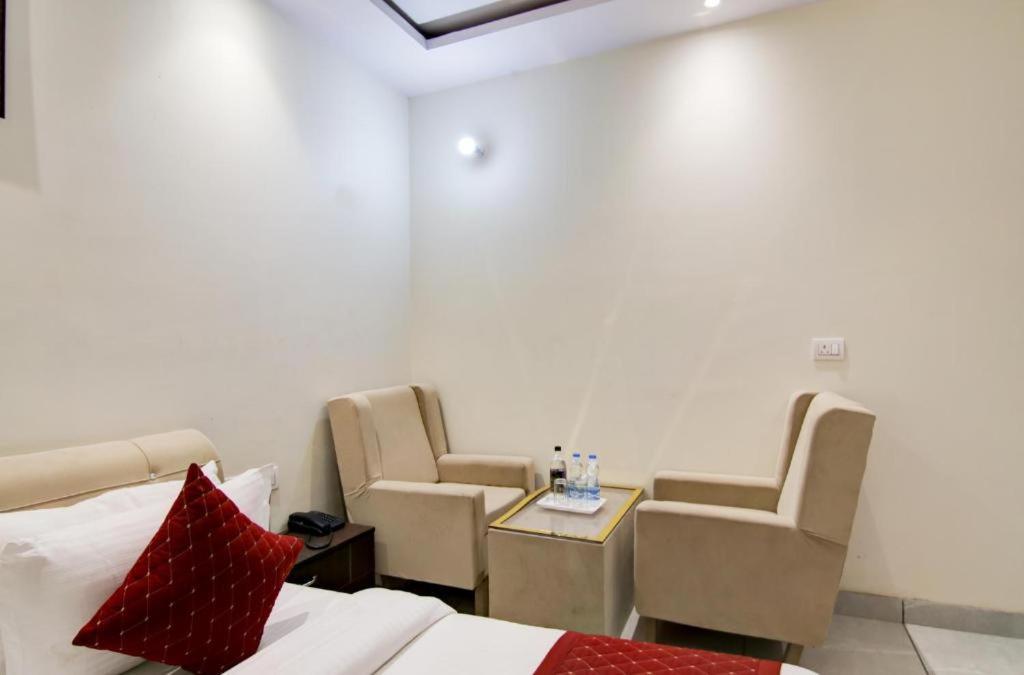 Hotel De Hocks Deluxe - New Delhi Railway Station Exterior photo