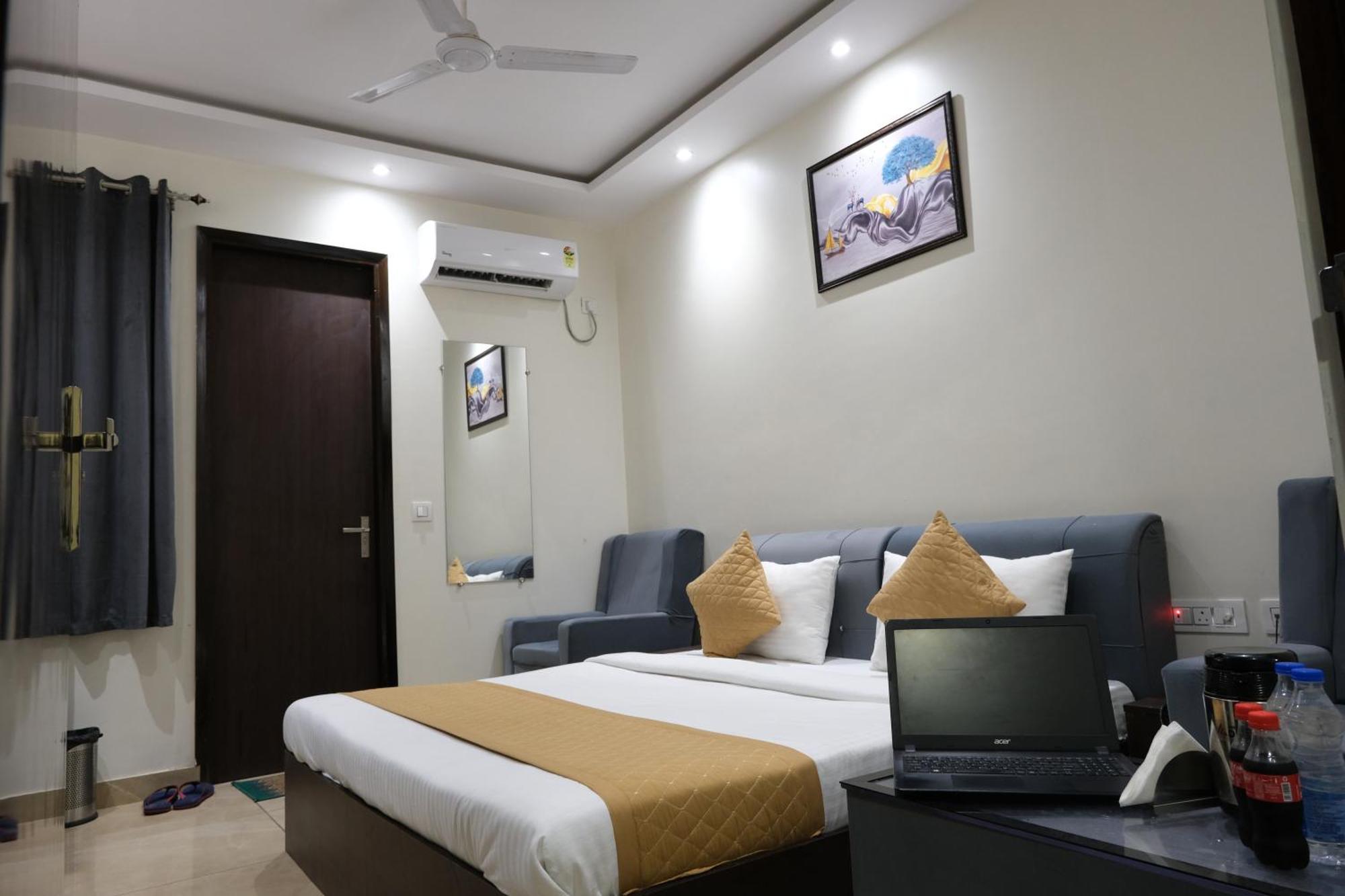Hotel De Hocks Deluxe - New Delhi Railway Station Exterior photo