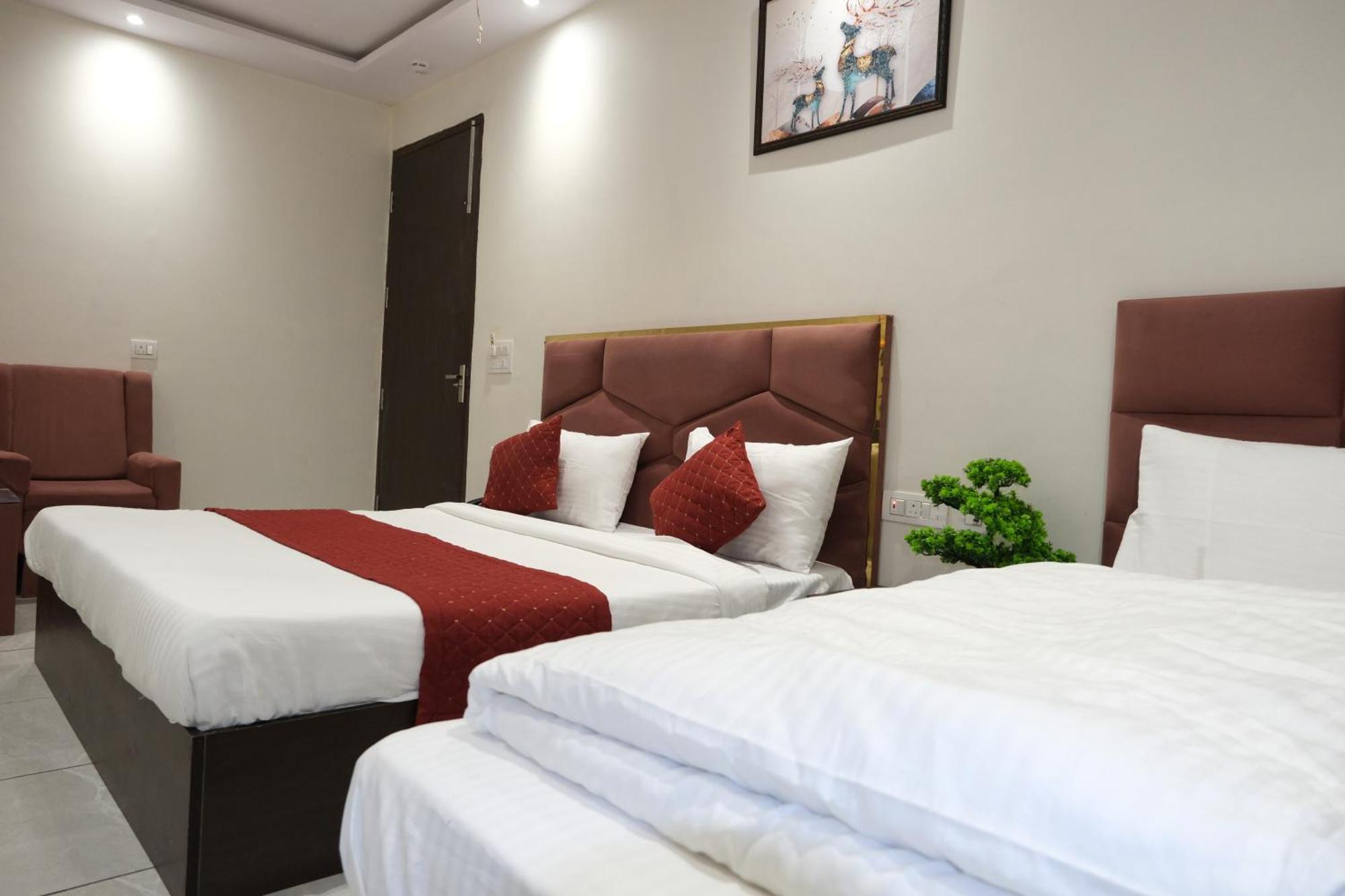 Hotel De Hocks Deluxe - New Delhi Railway Station Exterior photo