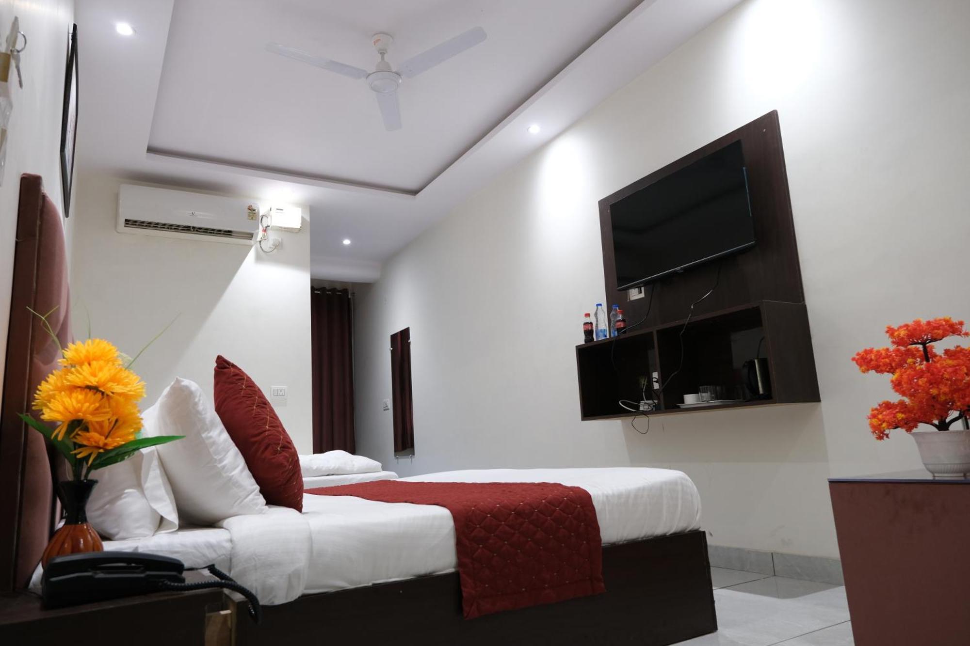 Hotel De Hocks Deluxe - New Delhi Railway Station Exterior photo