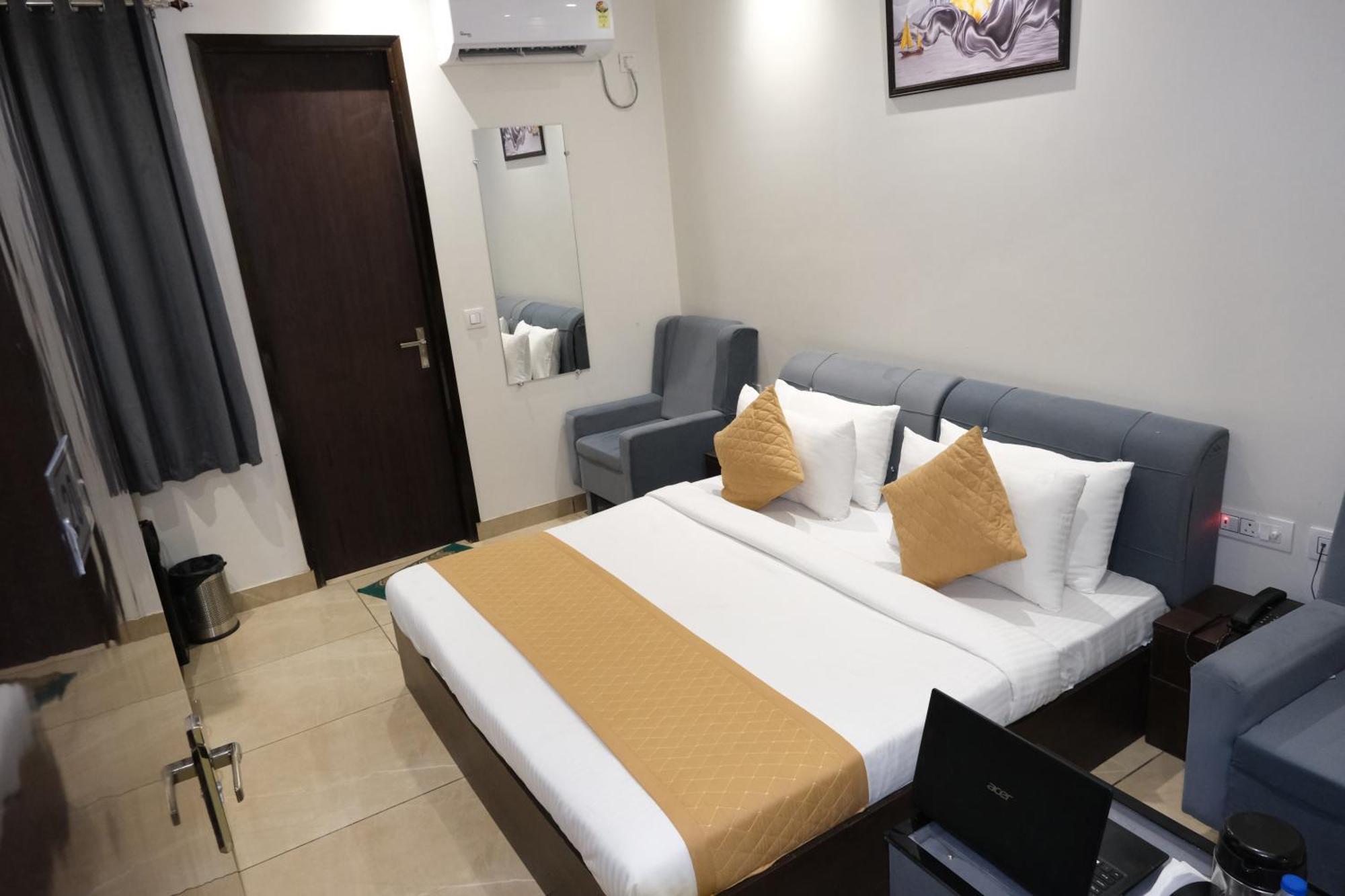 Hotel De Hocks Deluxe - New Delhi Railway Station Exterior photo