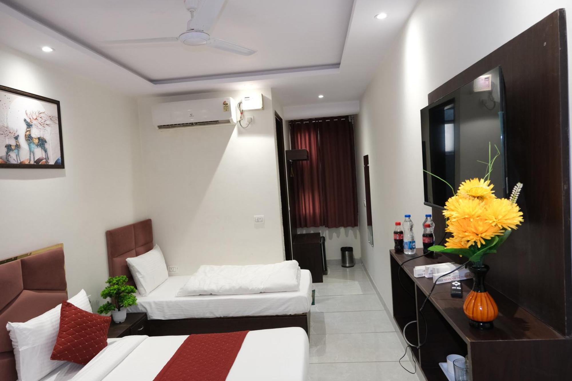 Hotel De Hocks Deluxe - New Delhi Railway Station Exterior photo