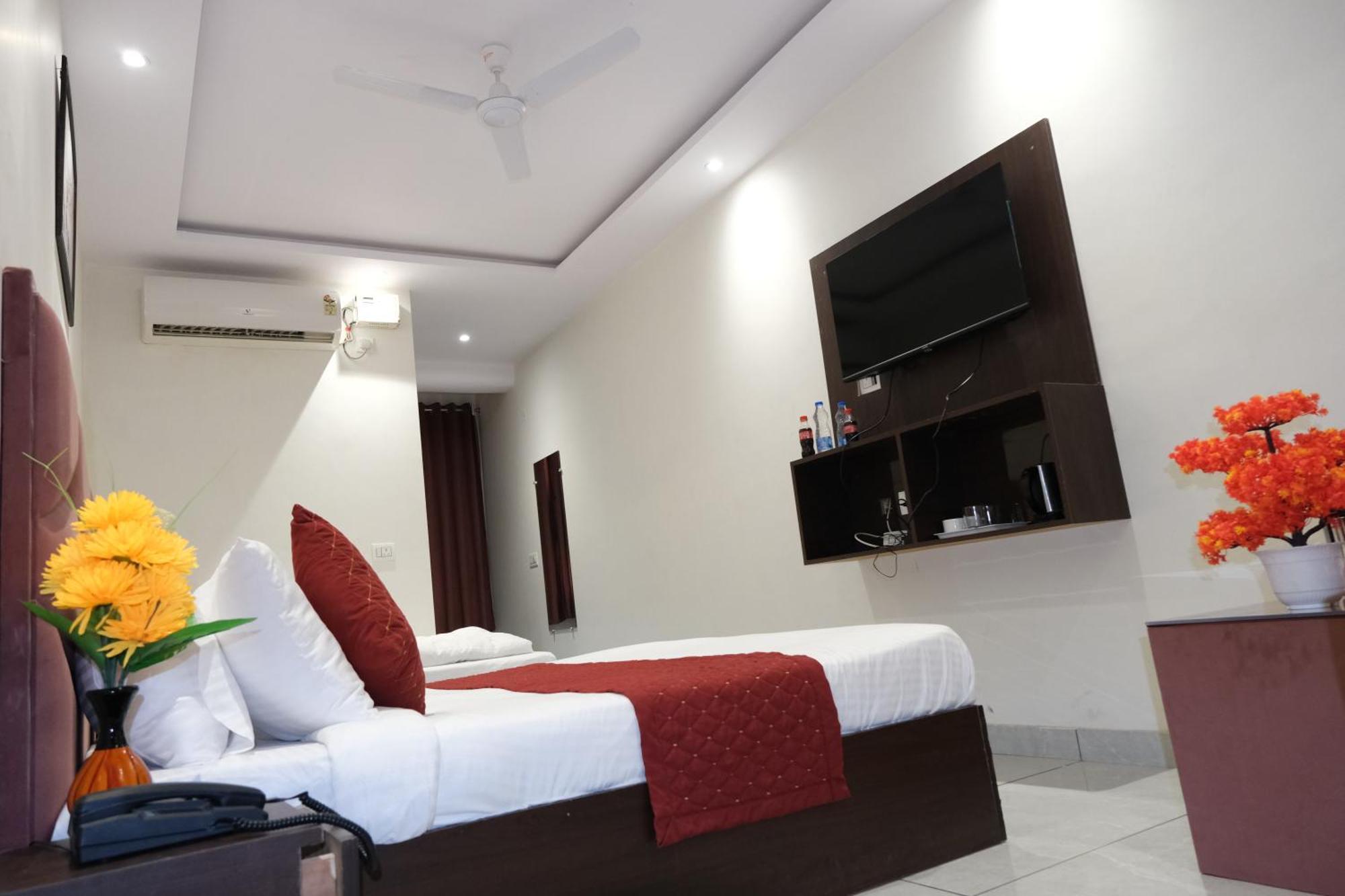 Hotel De Hocks Deluxe - New Delhi Railway Station Exterior photo