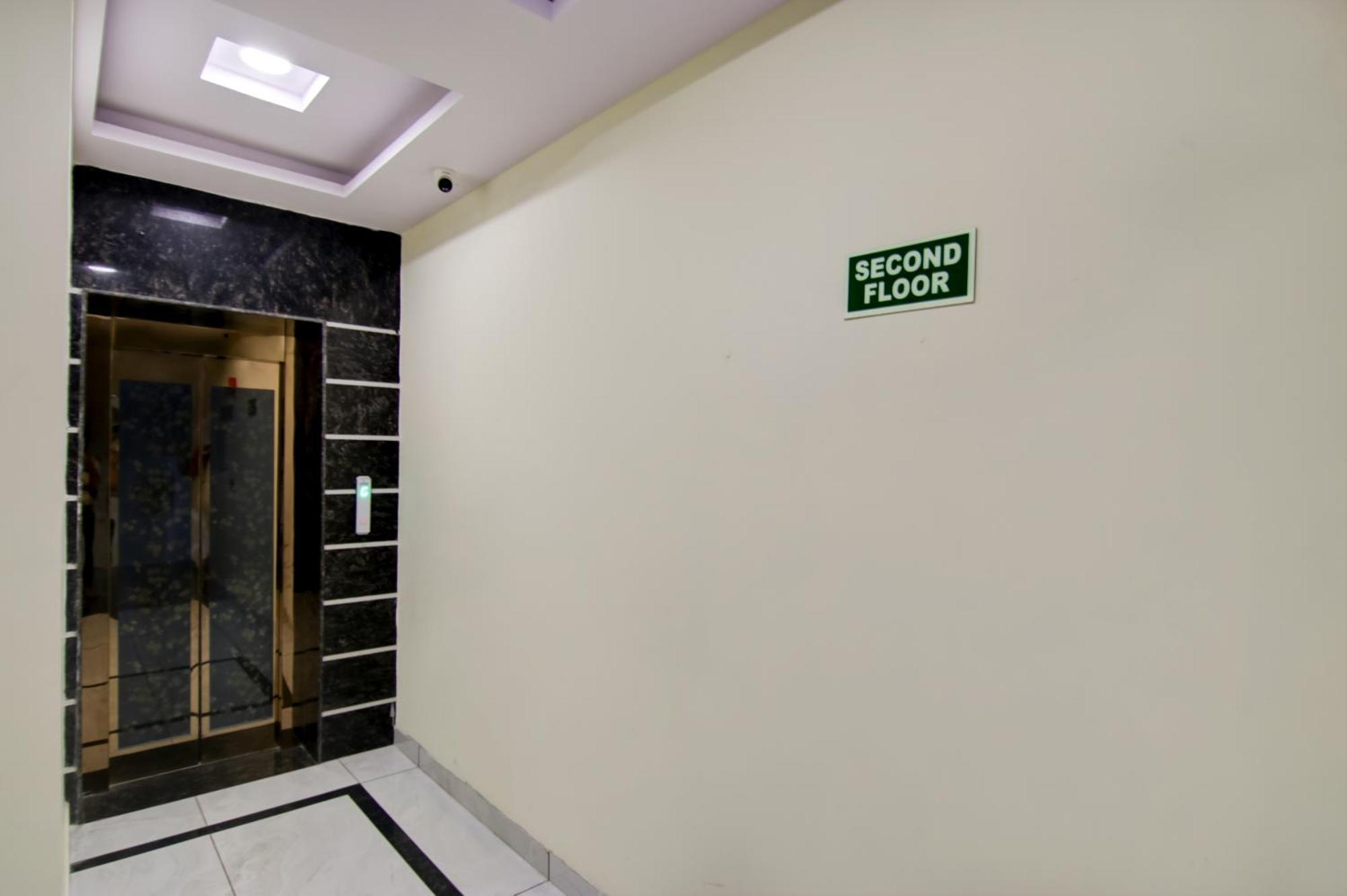 Hotel De Hocks Deluxe - New Delhi Railway Station Exterior photo