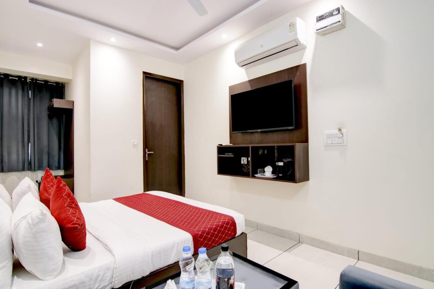 Hotel De Hocks Deluxe - New Delhi Railway Station Exterior photo