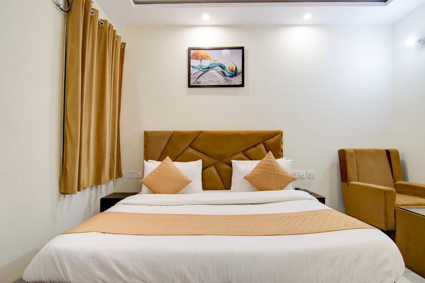 Hotel De Hocks Deluxe - New Delhi Railway Station Exterior photo