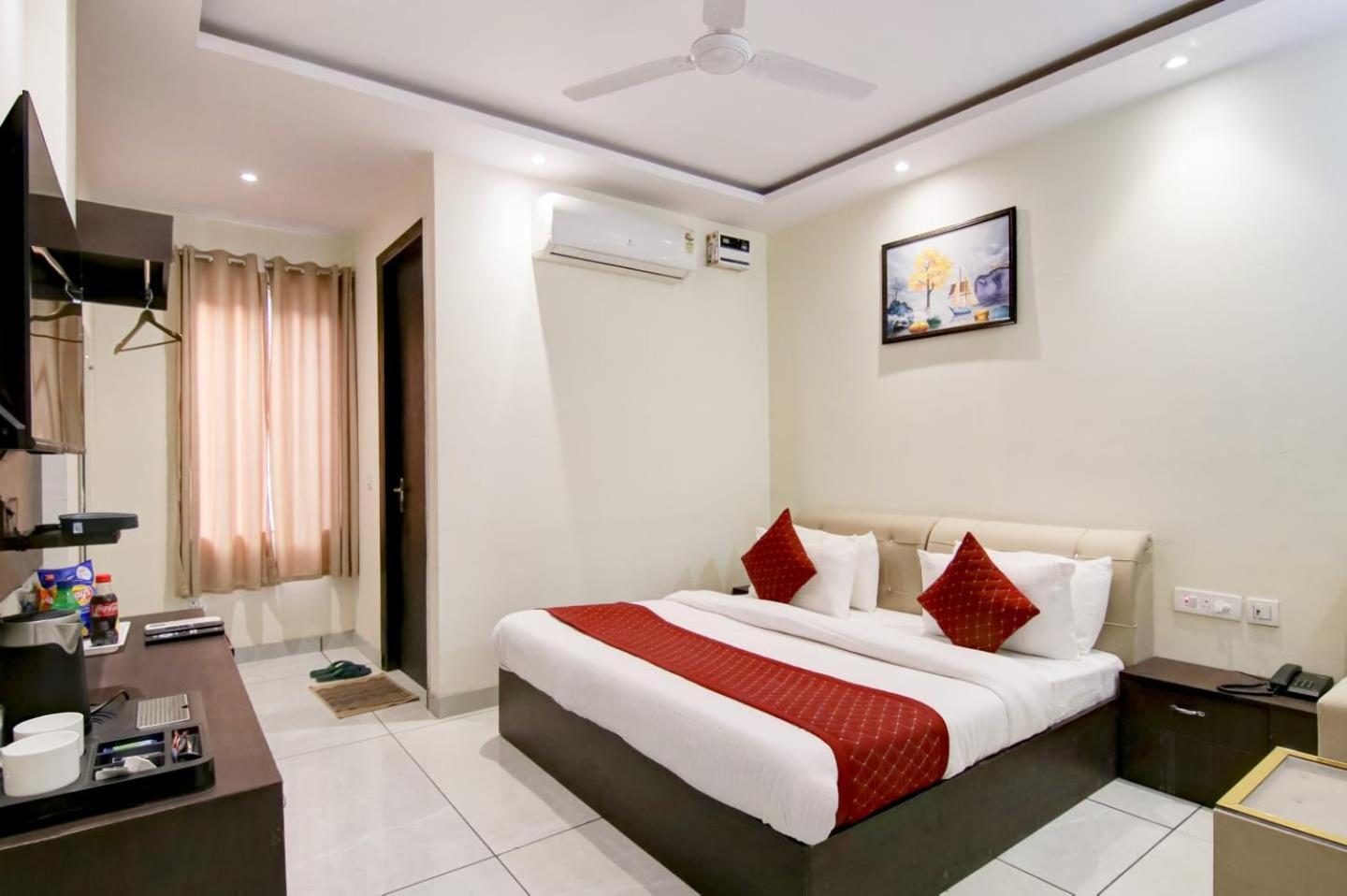 Hotel De Hocks Deluxe - New Delhi Railway Station Exterior photo