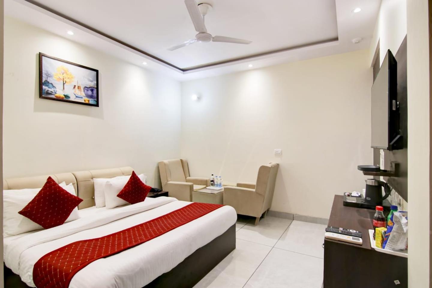 Hotel De Hocks Deluxe - New Delhi Railway Station Exterior photo