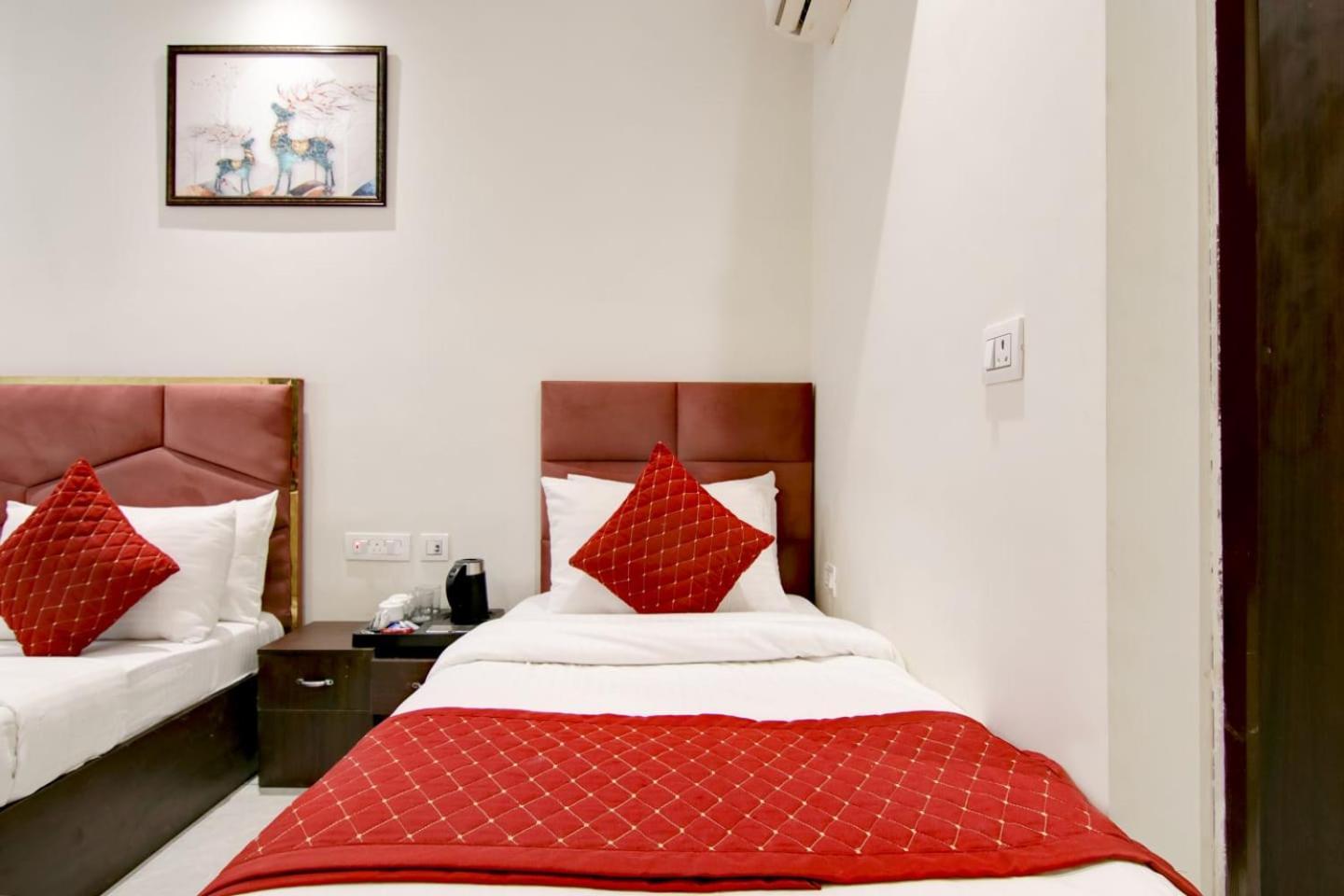 Hotel De Hocks Deluxe - New Delhi Railway Station Exterior photo