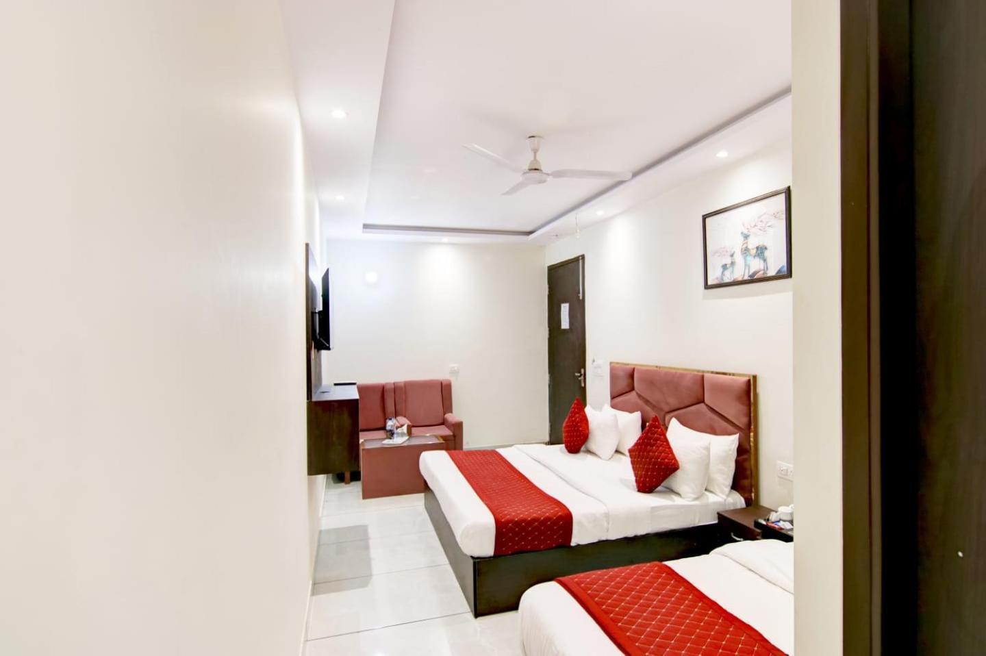 Hotel De Hocks Deluxe - New Delhi Railway Station Exterior photo