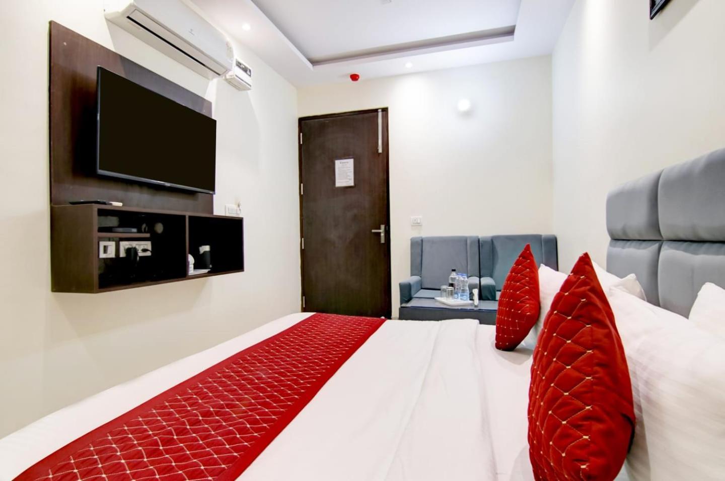 Hotel De Hocks Deluxe - New Delhi Railway Station Exterior photo