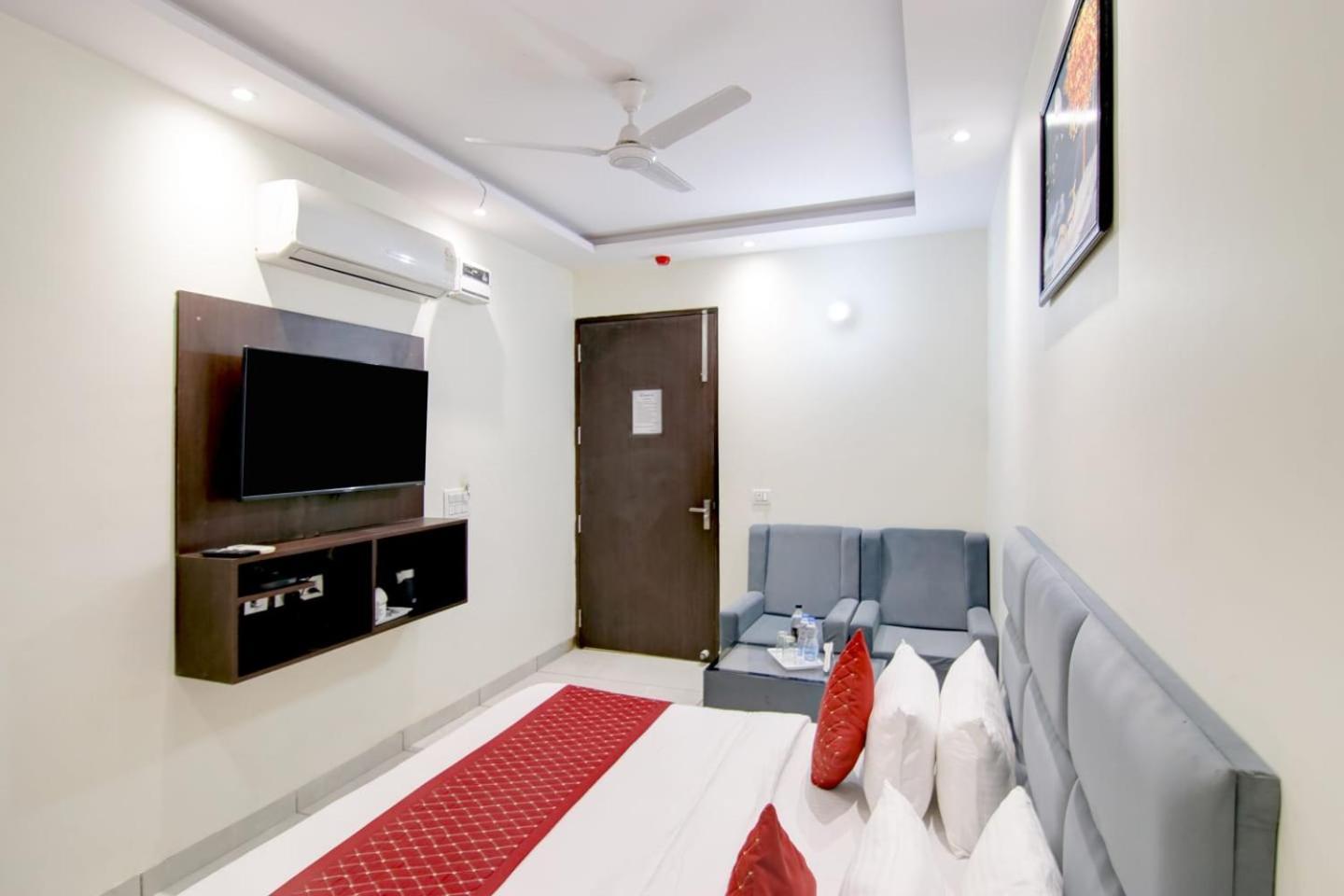 Hotel De Hocks Deluxe - New Delhi Railway Station Exterior photo