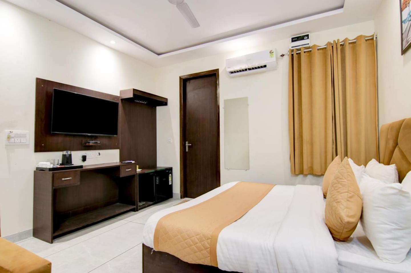 Hotel De Hocks Deluxe - New Delhi Railway Station Exterior photo