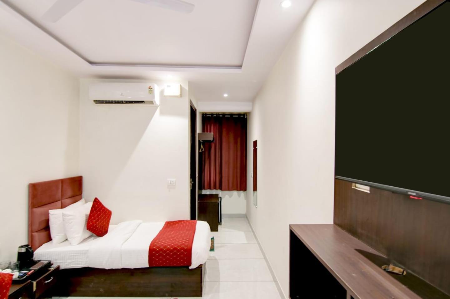 Hotel De Hocks Deluxe - New Delhi Railway Station Exterior photo