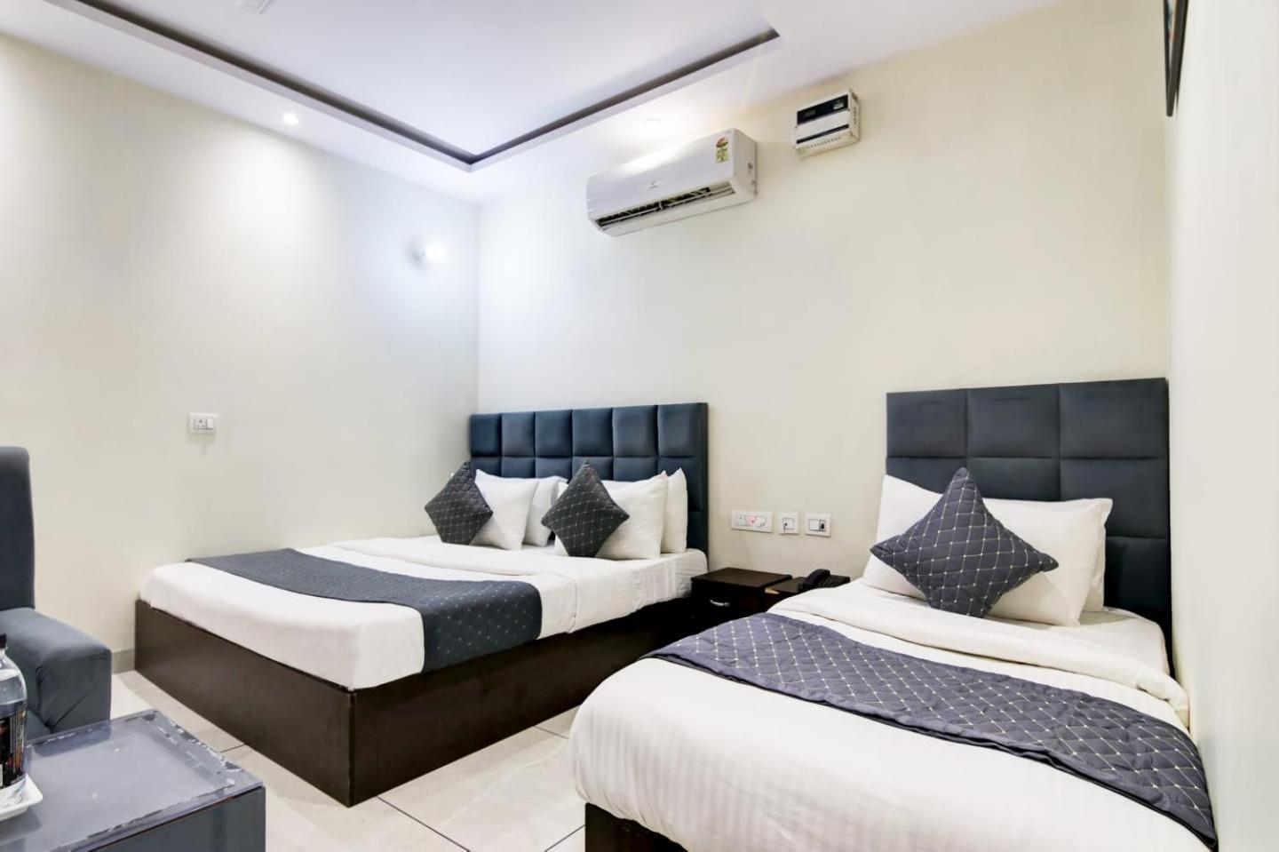 Hotel De Hocks Deluxe - New Delhi Railway Station Exterior photo