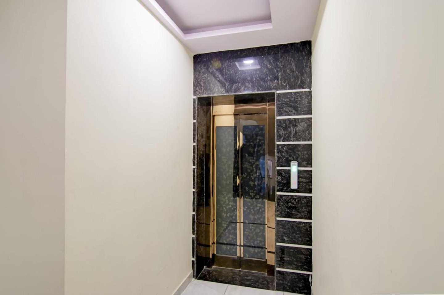 Hotel De Hocks Deluxe - New Delhi Railway Station Exterior photo