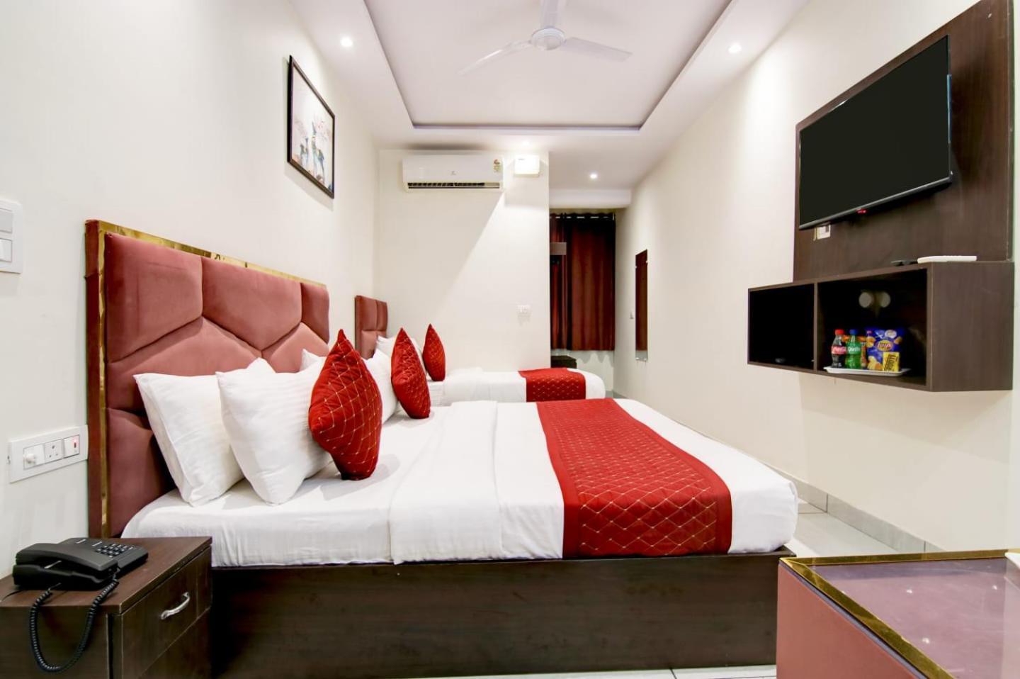 Hotel De Hocks Deluxe - New Delhi Railway Station Exterior photo
